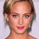 Nora Arnezeder