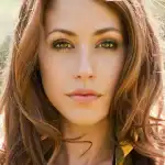 Amanda Crew