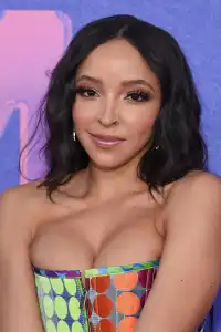  Tinashe